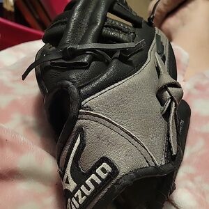 Mizuno Black & Gray Baseball Glove...Youth 9 Inch Size